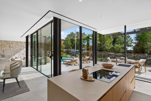 Cocina de diseño de alta calidad con  vistas al entorno verde 