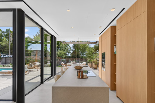 Cocina de diseño de alta calidad con  vistas al entorno verde 
