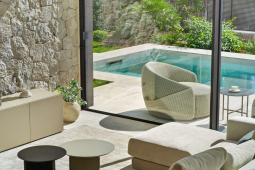 Salón con vistas a la piscina 