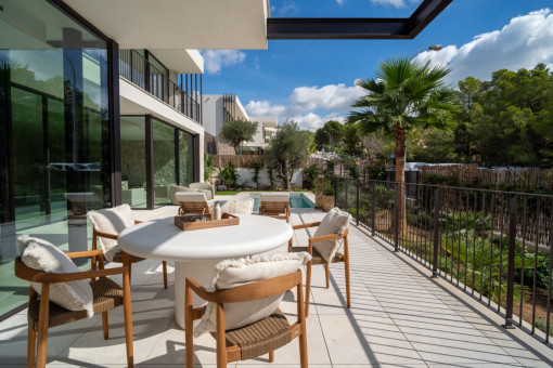 Terraza de la piscina al mismo nivel que la vivienda 