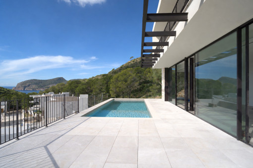 Terraza de la piscina con vistas al mar