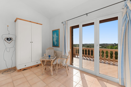 Dormitorio con balcon