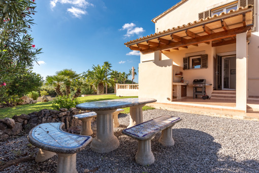 Cocina exterior con zona de comedor