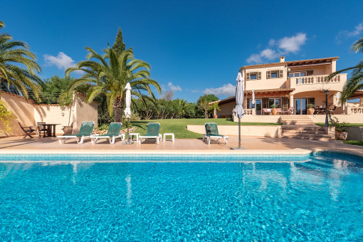 Vista desde la piscina hacia la finca