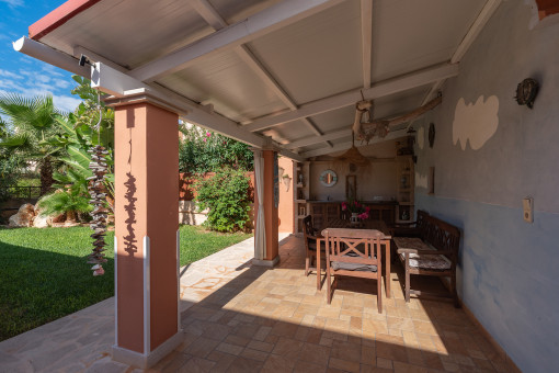 Terraza cubierta en el jardín trasero