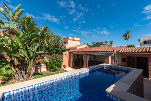 Piscina en el jardín trasero
