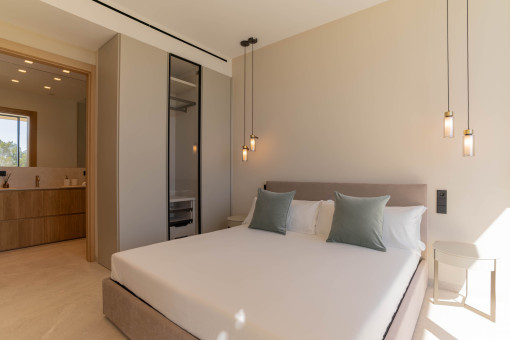 Dormitorio con baño en suite