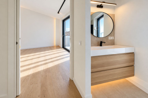 Dormitorio con baño contiguo