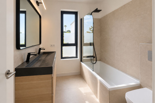 Baño moderno con bañera y luz natural