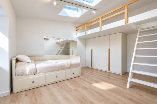 Acogedor dormitorio con altillo