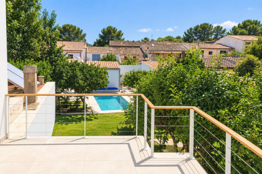 Vistas al jardín y la piscina desde la terraza superior