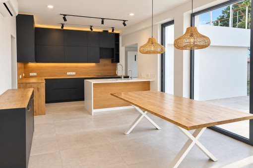 Cocina y comedor de concepto abierto con mucha luz natural