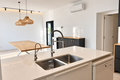Cocina moderna con amplia isla central