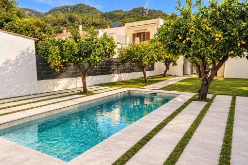 Piscina privada rodeada de vegetación