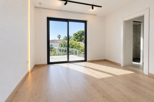 Luminoso dormitorio con acceso a la terraza