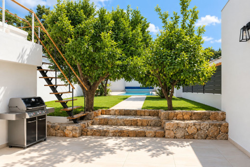 Jardín mediterráneo con agradable zona de descanso