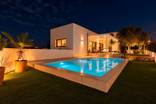 Piscina iluminada por la noche