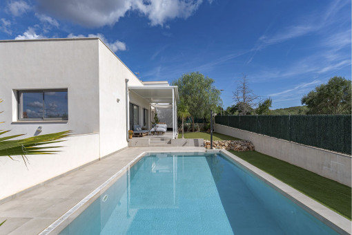 Zona de piscina y terraza