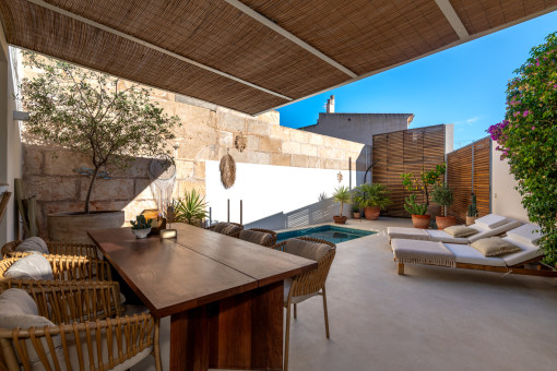 Vista al patio y la piscina