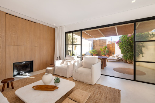 Salón con vista al patio