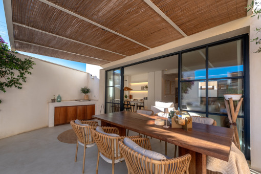 Terraza cubierta con cocina exterior
