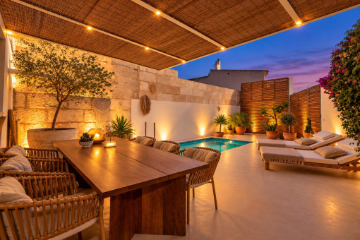 La terraza de la piscina por la noche