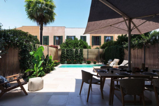 Terraza con vistas a la piscina