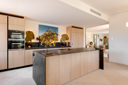 Cocina en negro y oro marmolizado con madera