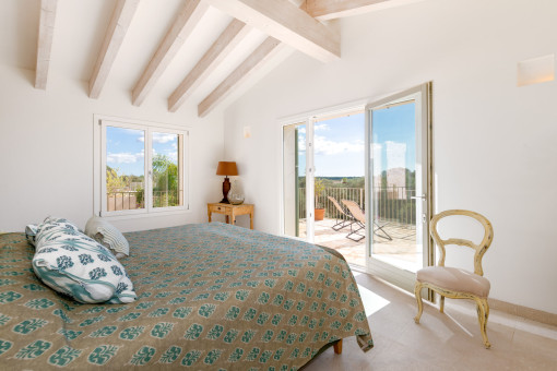 Dormitorio con terraza