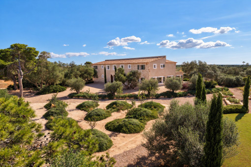 Jardín delantero de una espectacular finca