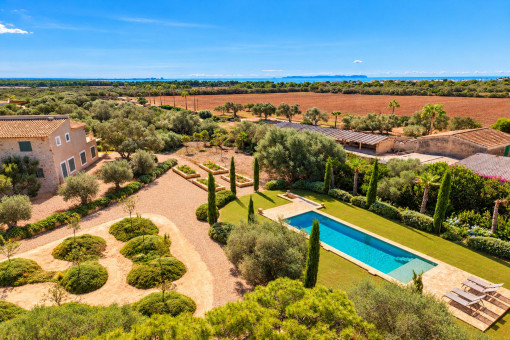 Mediterrane Traumfinca  Mediterranean Dream Finca Strandnahe Lage  Location near the beach Traumhafter Poolbereich mit Liegewiese  spanisch  Fantástica zona de piscina con césped para tomar el sol Beautiful Mediterranean natural stone finca  Wunderschöne mediterrane Natursteinfinca spanisch  Preciosa finca mediterránea de piedra natural Exceptional plot near the beach  Excepcional parcela cerca de la playa Pool area with pool house  Zona de piscina con casa de piscina Front garden of a spectacular finca  Ja