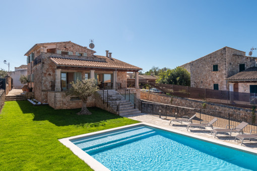 Exclusiva casa adosada en Sineu para alquiler a largo plazo: gran piscina, jardín y vistas panorámicas a la Tramuntana
