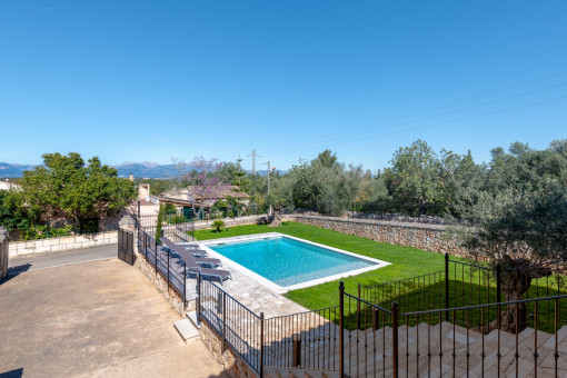 Jardín con piscina