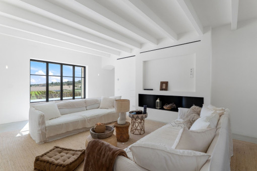 Amplio salón con chimenea