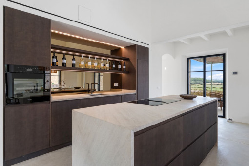 Moderna cocina de diseño con amplia isla