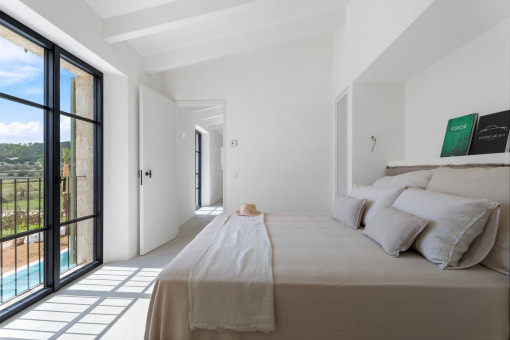 Dormitorio con ventanales de suelo a techo
