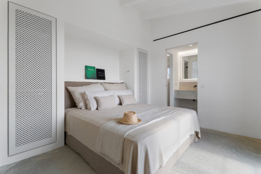 Dormitorio luminoso con baño en suite