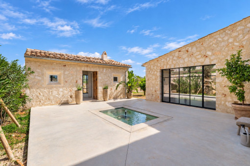 Patio privado con estanque