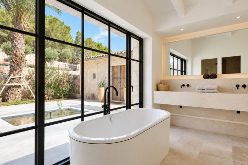 Bañera exenta con vistas al jardín