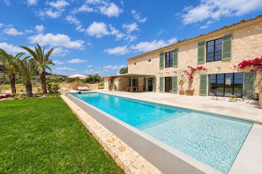 Exclusiva finca de piedra natural con piscina y jardín