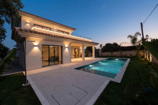 Zona exterior muy bonita con piscina
