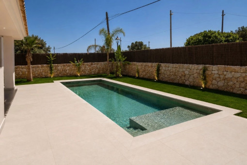 Piscina con solarium