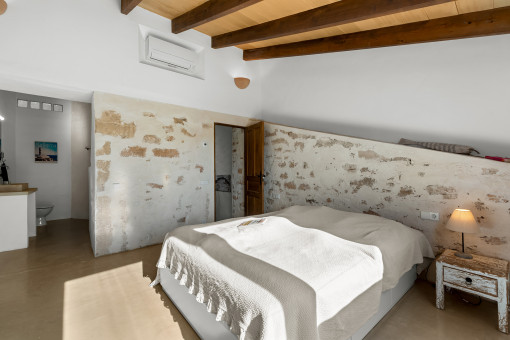 Dormitorio principal en la planta superior con detalles en piedra natural