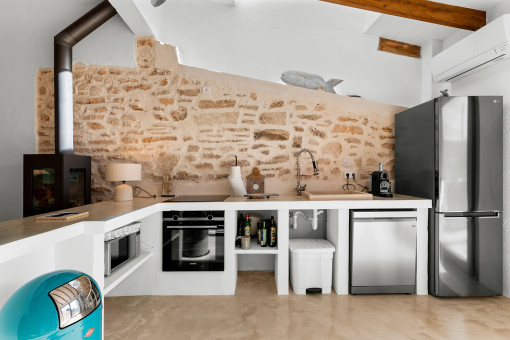 Elegante cocina de obra con detalles en piedra natural