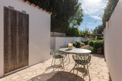 Soleada terraza ideal para relajarse y disfrutar al aire libre