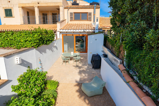 Zona exterior bien cuidada con encanto mediterráneo