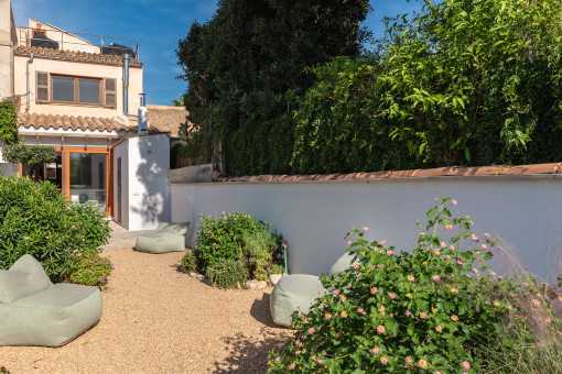 Jardín cuidadosamente diseñado con encanto mediterráneo