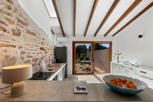 Cocina abierta y luminosa