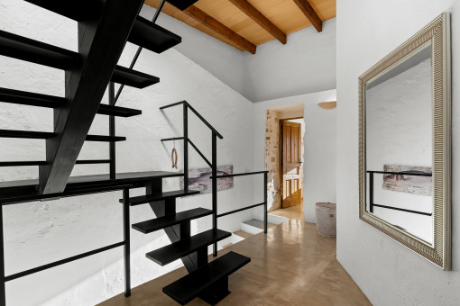 Moderna escalera de acceso a la terraza panorámica