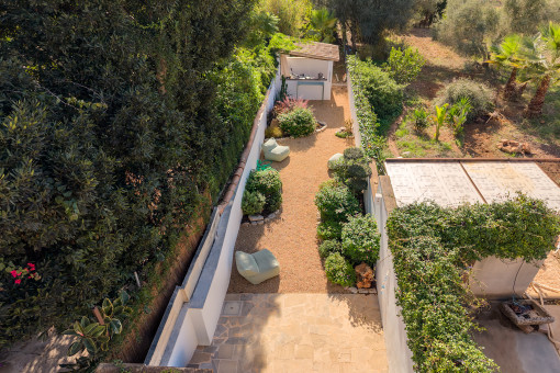 Jardín mediterráneo con encanto natural